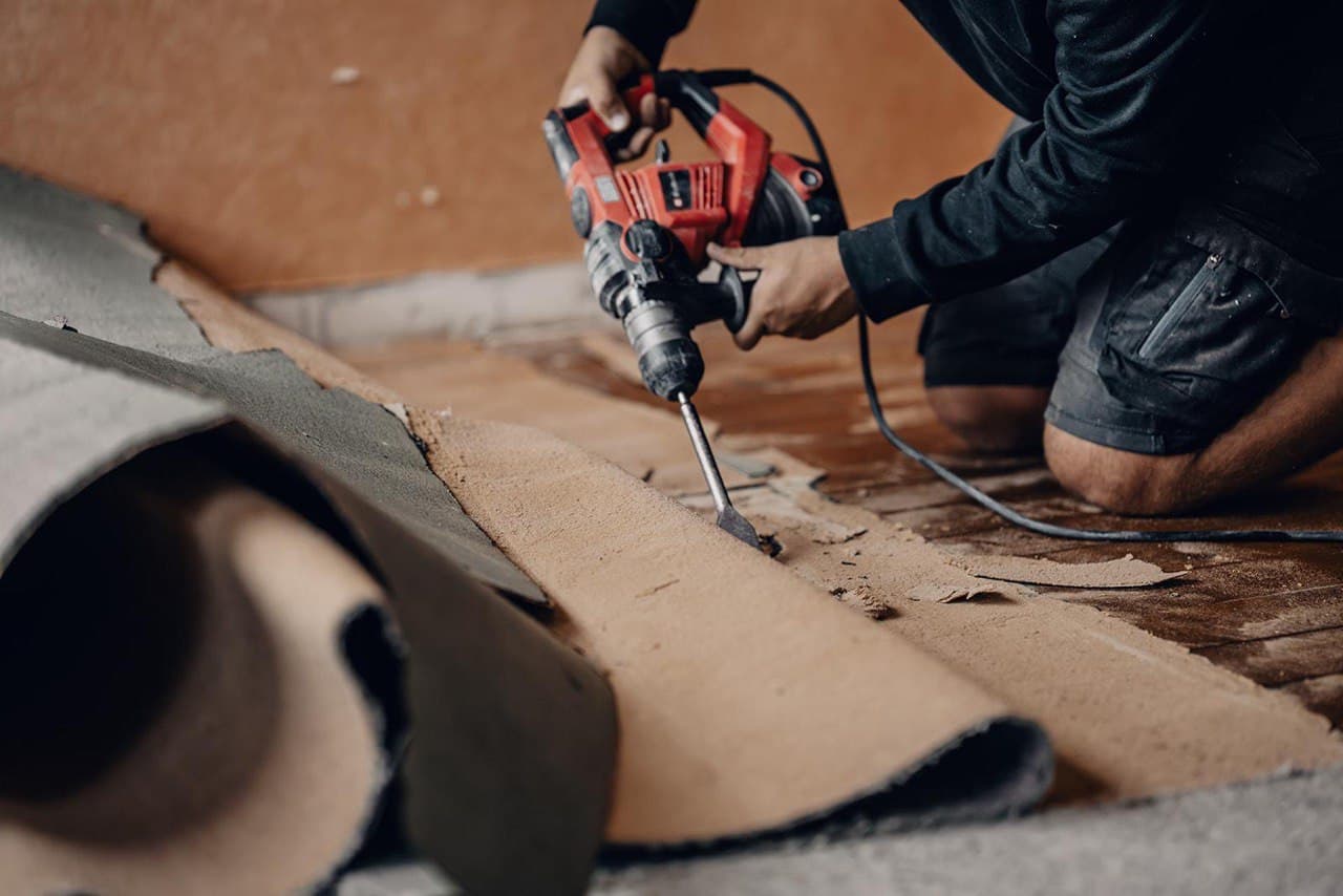 Bodenbelag mit Bohrhammer entfernen