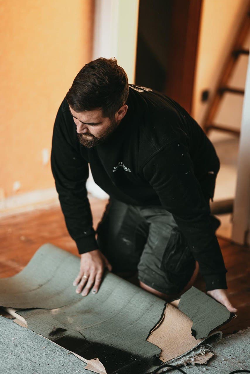 Bodenbelag entfernen bei der Entrümpelung