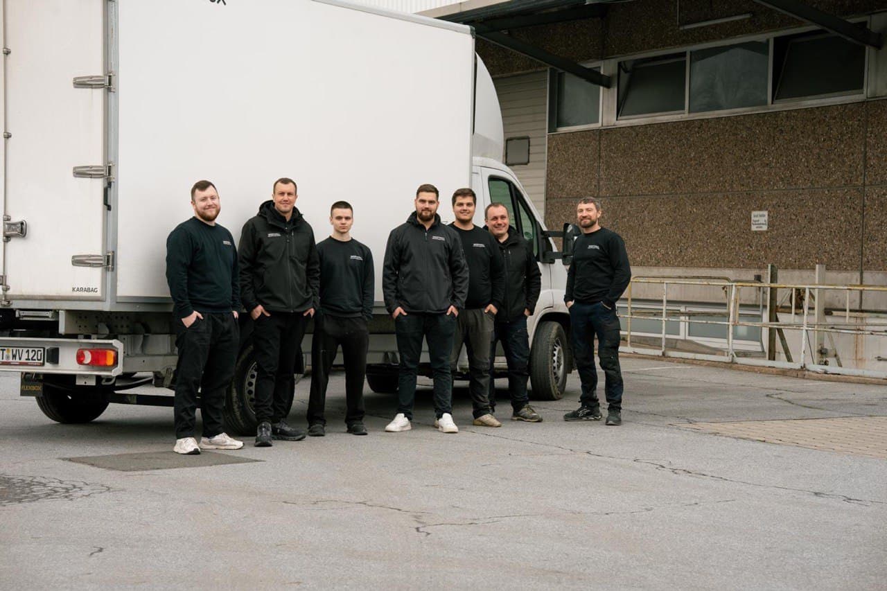 Das Wertvoll Team vor dem Einsatzfahrzeug in Münster